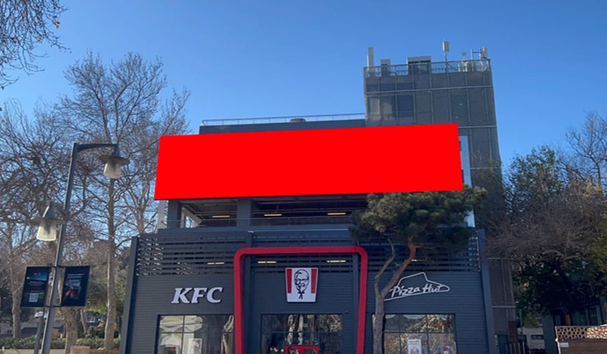 NLD 010, Fəvvarələr meydanı. KFC