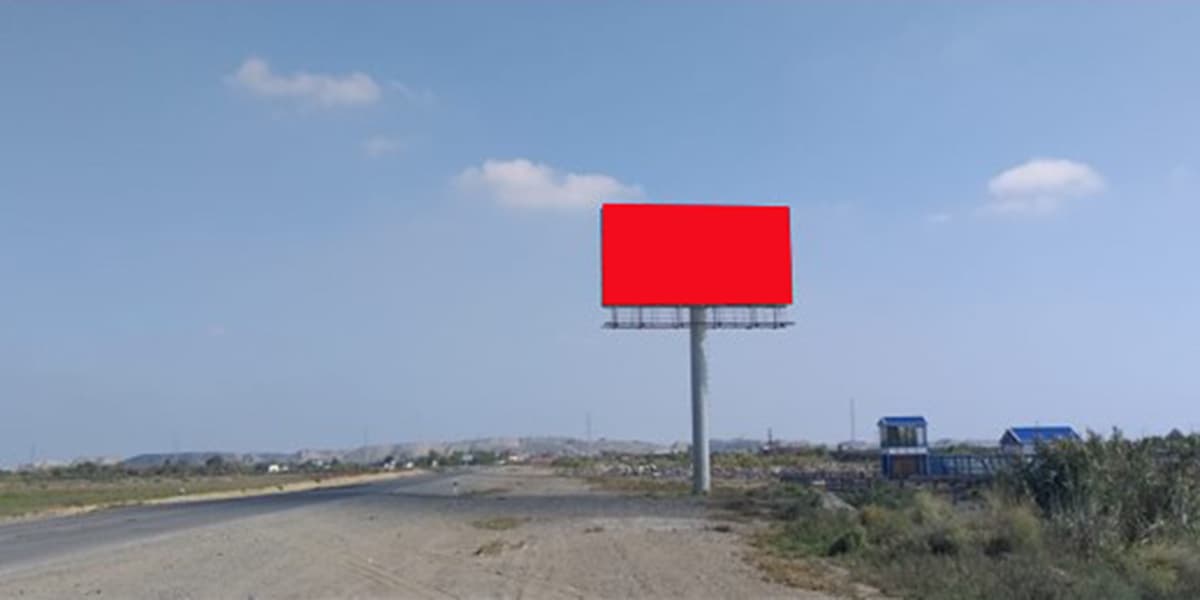 MB 009, Salyan. Şəhərin girişi
