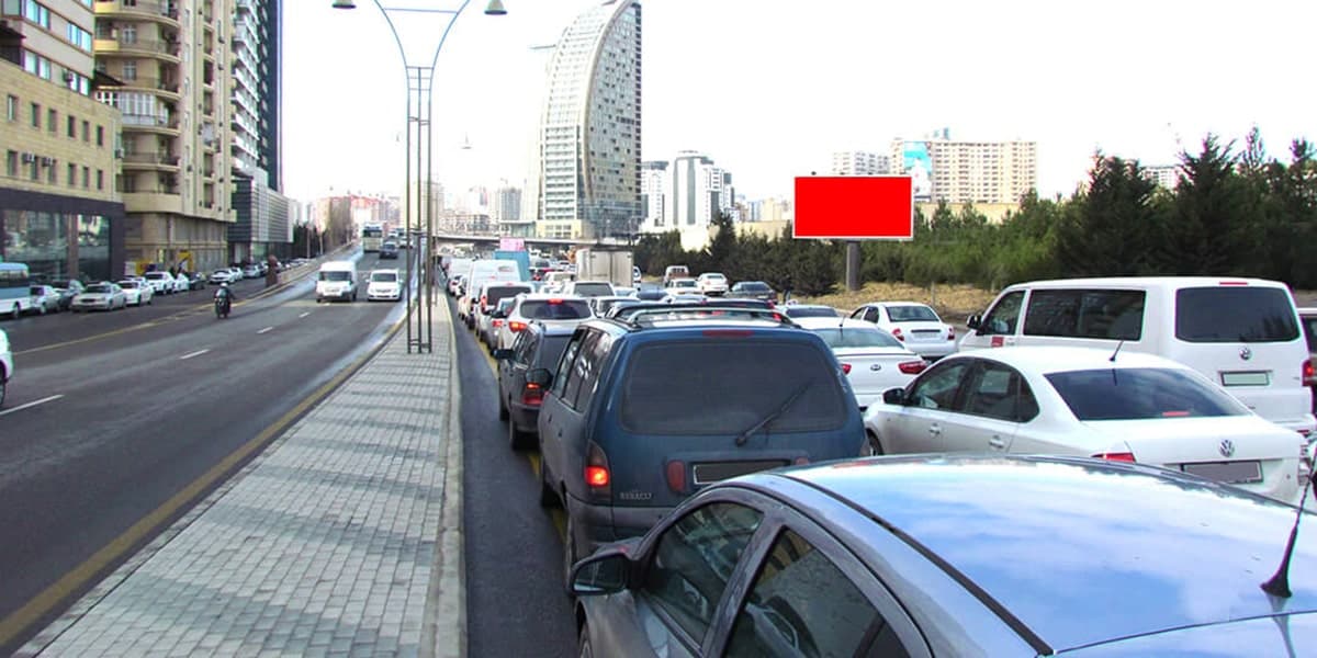 PR 001, Babək pr. Babək plazanın qarşısı