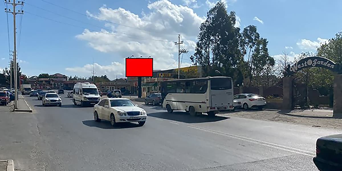LB 002, Saray-Sumqayıt yolu. Araz marketin qarşısı.